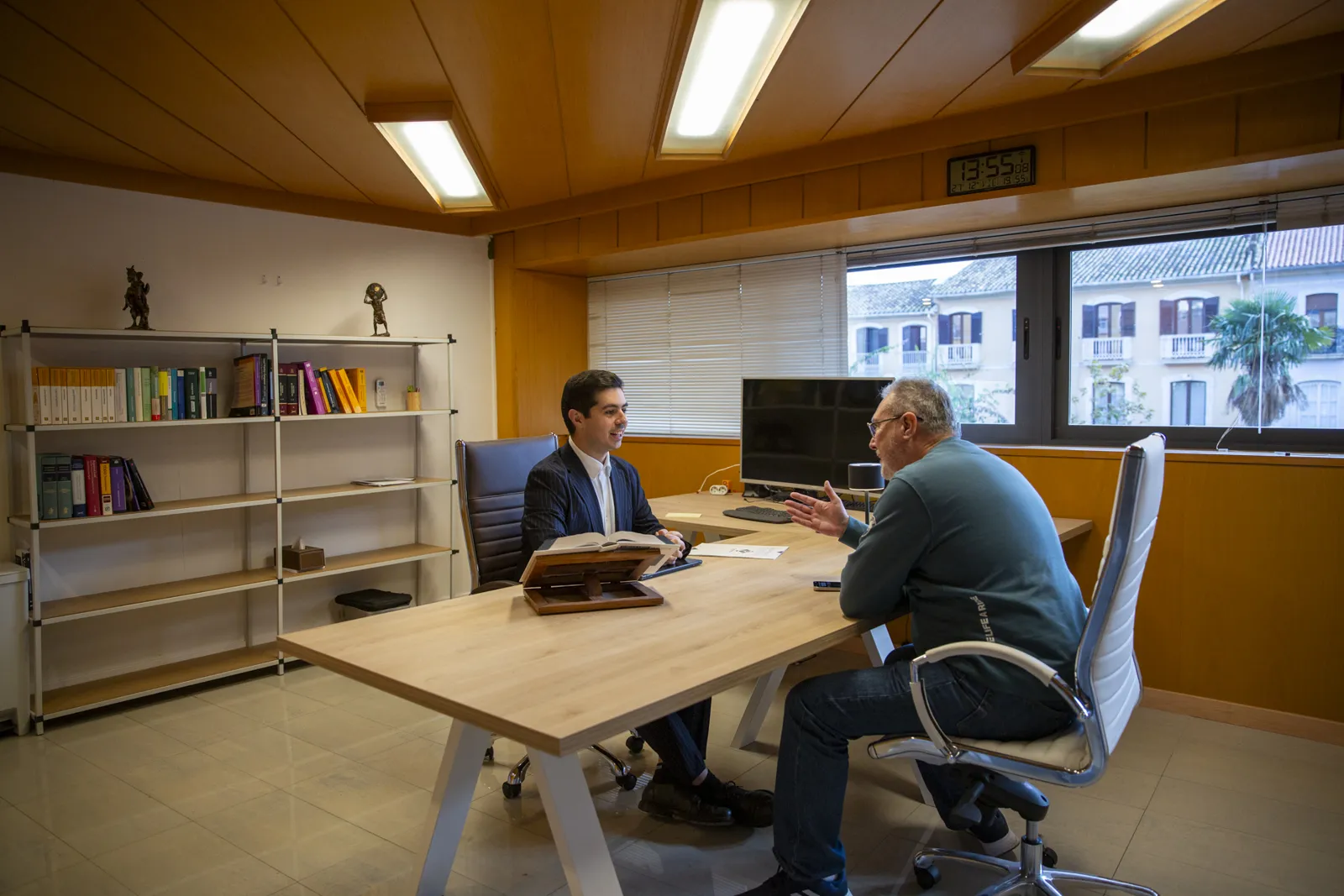 Daniel Bertomeu in a meeting at the Expat Abogados office